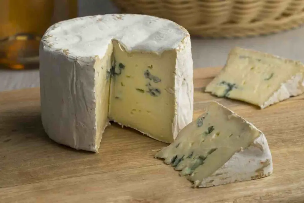 what is the difference between gorgonzola and blue cheese