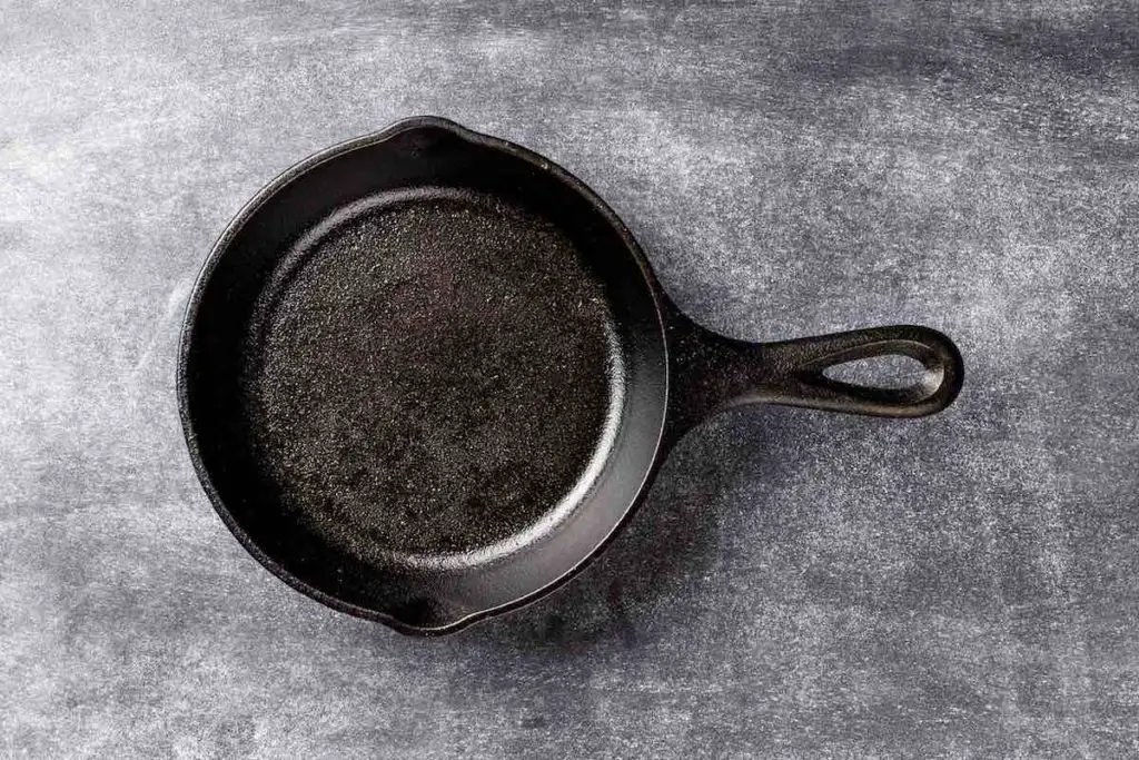 how to properly season a cast iron pan